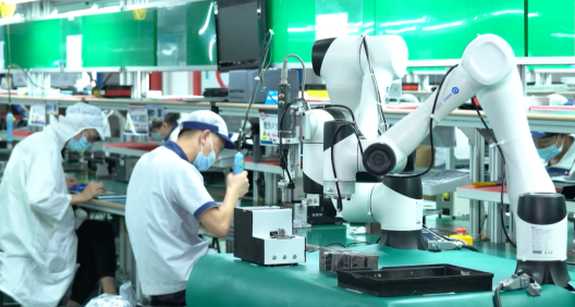 大負載協作機器人CR20A,人機協作,車燈鎖附,移動焊接工作站-越疆協作機器人如何幫助電池生產模式由 “剛” 轉 “柔” ？