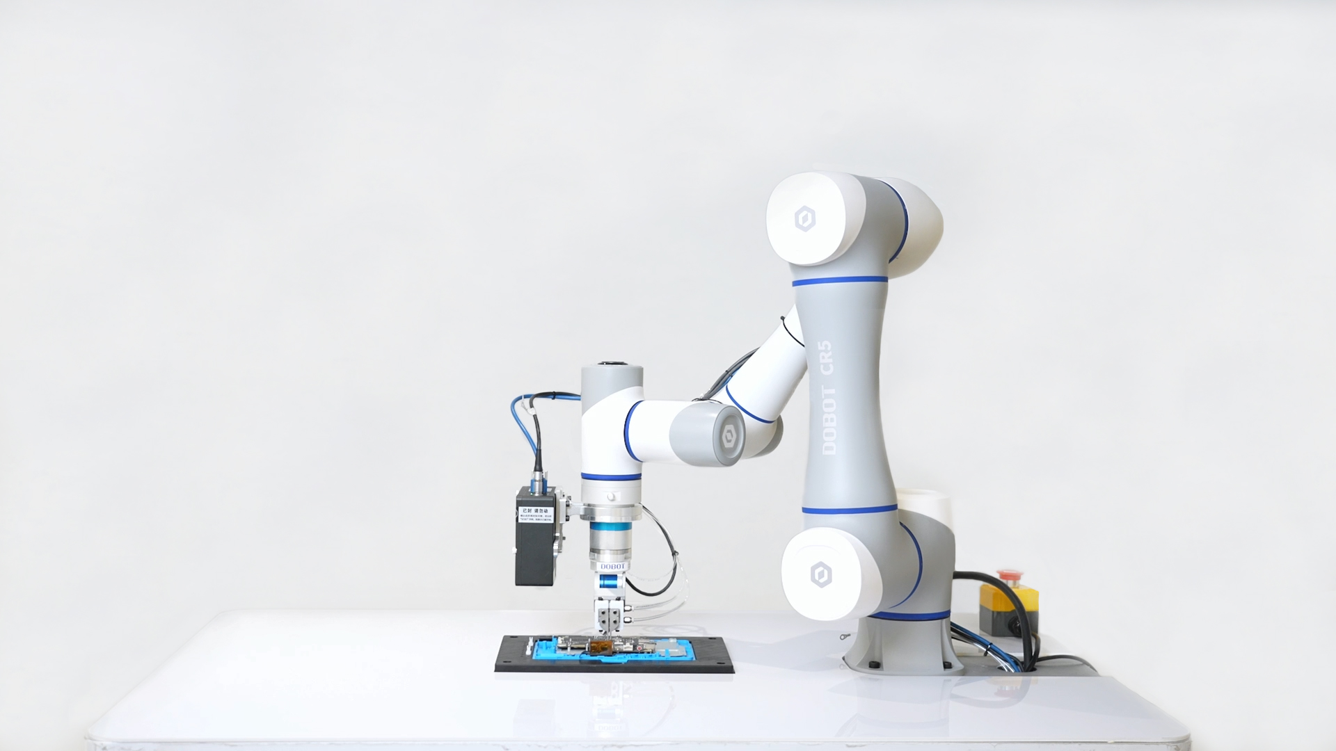 高精度力控機器人,元件插裝,精密打磨,人機協作,3C智能制造,越疆機器人、表面貼裝(SMT)